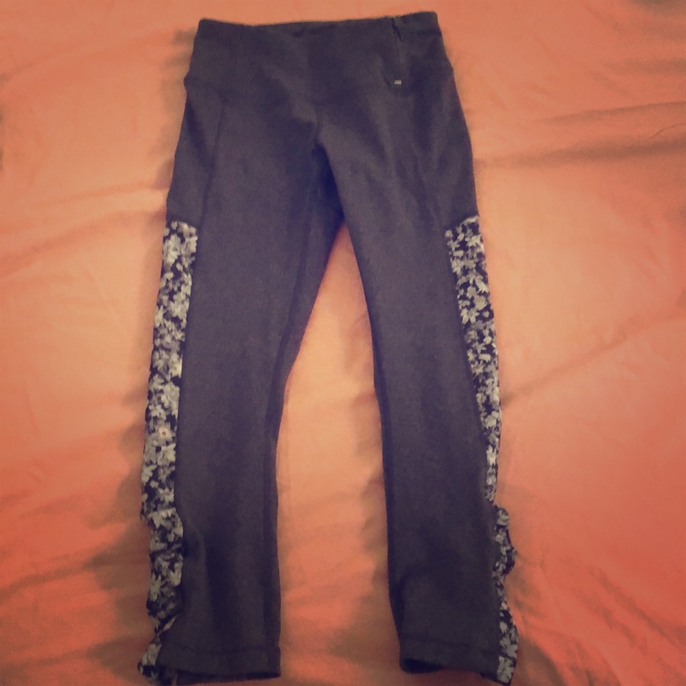 5/$25 Cropped leggings Xs
